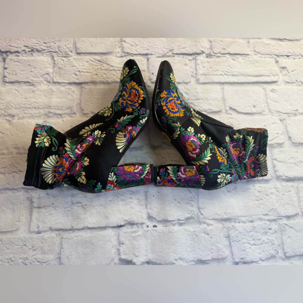 Steve Madden Multicolor Embroidered Ankle Boots. Size 9. - Picture 4 of 6
